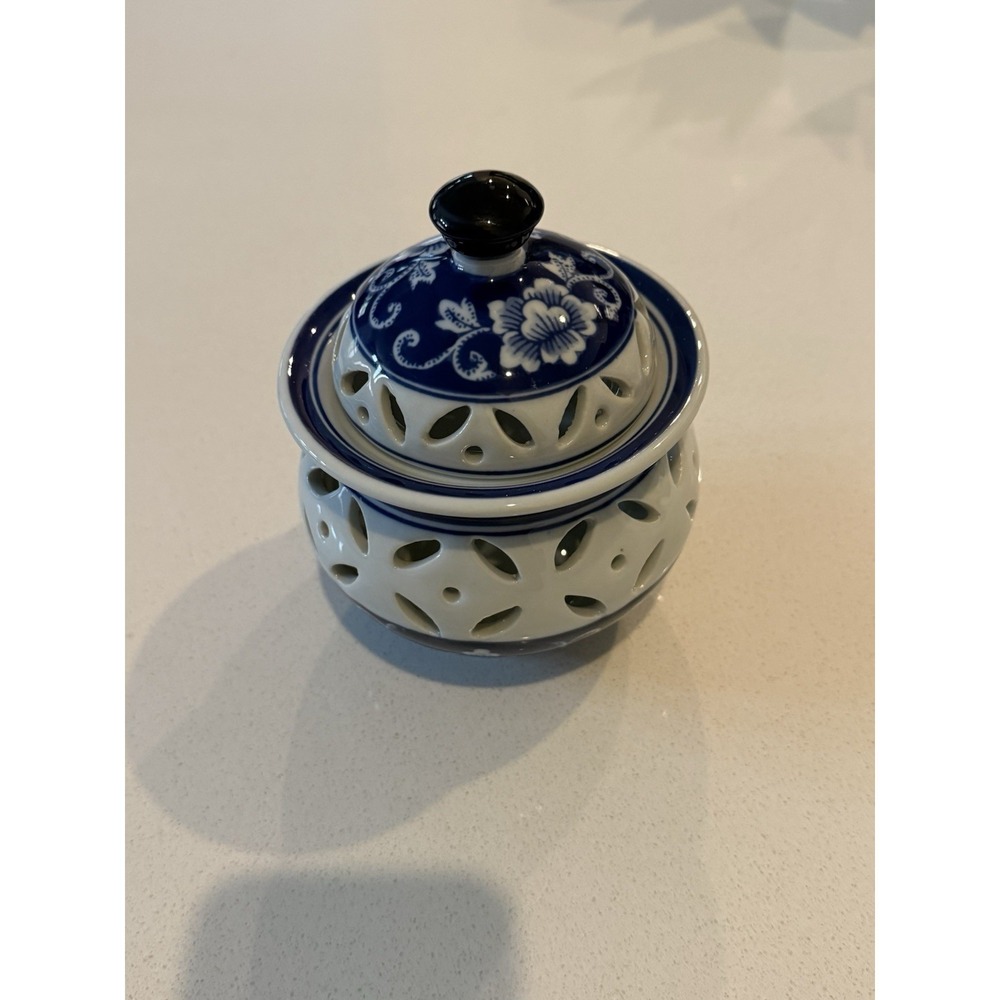 Bombay Company Potpourri Jar Blue White Floral With Lid 6"